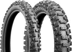 Gros plan de la bande de roulement Bridgestone X30 90/100-16 52 M Rear TT