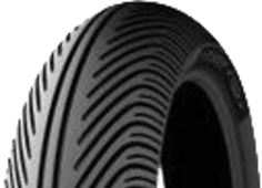 Gros plan de la bande de roulement Michelin Power SuperMoto Rain 120/75 R16.5 Front TL