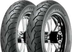 Gros plan de la bande de roulement Pirelli Night Dragon GT 180/55 B18 80 H Rear TL M/C reinf