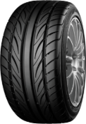 Gros plan de la bande de roulement Yokohama S.drive AS01 225/35 R17 86 Y XL, RPB, Smart