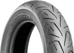Gros plan de la bande de roulement Bridgestone Battlecruise H50 160/70 B17 73 V Rear TL