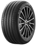 Gros plan de la bande de roulement Michelin Primacy 4 245/45 R17 99 Y XL, MO