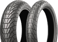 Gros plan de la bande de roulement Bridgestone Battlax Adventurecross Scrambler AX41S 180/55 R17 73 H Rear TL