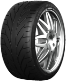 Gros plan de la bande de roulement Kenda Kaiser KR20A 255/35 R18 90 W NHS, E-mark