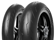 Gros plan de la bande de roulement Pirelli Diablo Rosso IV 200/60ZR17 80 W Rear TL M/C