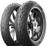 Gros plan de la bande de roulement Michelin Road 6 120/70ZR18 (59 W) Front TL M/C