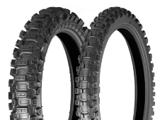 Gros plan de la bande de roulement Bridgestone Battlecross X31 90/100-21 57 M TT CASTLE BLOCK, COOLING FIN