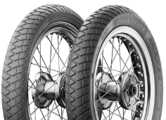 Gros plan de la bande de roulement Michelin Anakee Street 3.00-17 50 P Front/Rear TT RF