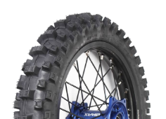 Gros plan de la bande de roulement Deli Tire Maxi Grip SG1-R SB-156 90/100-14 49 M Rear TT NHS