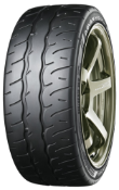 Gros plan de la bande de roulement Yokohama Advan Neova AD09 285/30 R18 97 W XL, RPB
