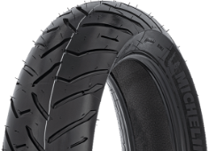 Gros plan de la bande de roulement Michelin Anakee Road 150/70 R17 69 V Rear M/C