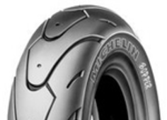 Gros plan de la bande de roulement Michelin BOPPER 130/90-10 61 L Front/Rear TL/TT