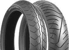 Gros plan de la bande de roulement Bridgestone BT 020 120/70 B17 58 V Front TL M/C M