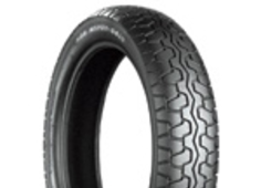 Gros plan de la bande de roulement Bridgestone G 510 3.00-18 52 P Rear TT M/C RF