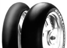 Gros plan de la bande de roulement Pirelli Diablo Superbike 125/70 R17 Front TL NHS SC3