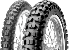 Gros plan de la bande de roulement Pirelli MT 21 Rallycross 130/90-18 69 R Rear TT M/C