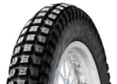 Gros plan de la bande de roulement Pirelli MT 43 Pro Trial 4.00-18 64 P Rear TL M/C
