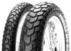Gros plan de la bande de roulement Pirelli MT 60 110/90-17 60 P Rear TT M/C