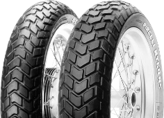 Gros plan de la bande de roulement Pirelli MT 60 RS 150/80 B16 77 H Rear TL M/C reinf