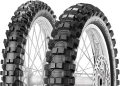 Gros plan de la bande de roulement Pirelli Scorpion MX Extra X 120/90-19 66 M Rear TT NHS