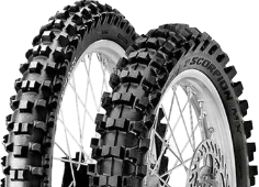 Gros plan de la bande de roulement Pirelli Scorpion XC Mid Soft 120/100-18 68 M Rear TT NHS