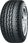 Gros plan de la bande de roulement Yokohama HF type-D A008S 165/70 R10 72 H