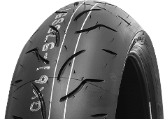 Gros plan de la bande de roulement Bridgestone BT 016 PRO 150/70ZR18 (70 W) Rear TL M/C