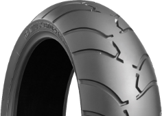 Gros plan de la bande de roulement Bridgestone BT 028 200/50 R18 76 V Rear TL M/C G
