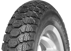 Gros plan de la bande de roulement IRC SN23 URBAN SNOW 100/80-10 53 L Front/Rear TL M+S