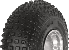 Gros plan de la bande de roulement BKT AT-109 20x7-8 NHS