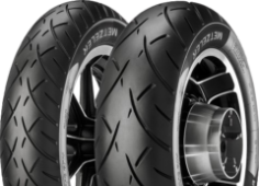 Gros plan de la bande de roulement Metzeler ME 888 Marathon Ultra 210/40 R18 73 H Rear TL M/C