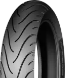 Gros plan de la bande de roulement Michelin Pilot Street 80/80-17 46 S Front/Rear TL M/C RF